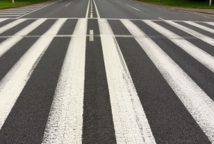 В Смоленске обновляют дорожную разметку на улице Дзержинского