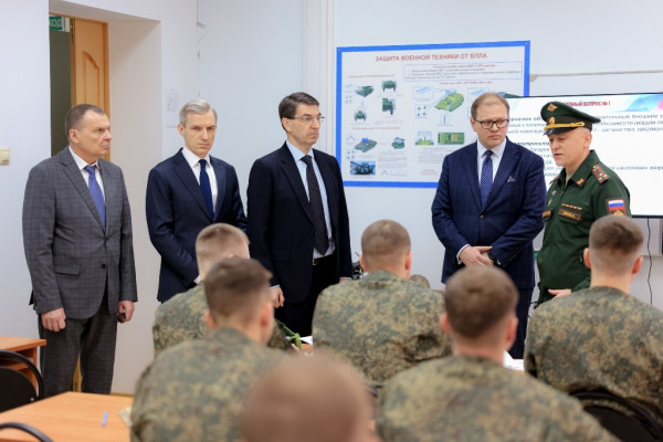 Игорь Щёголев и Василий Анохин посетили учебно-военный центр на базе СмолГУ