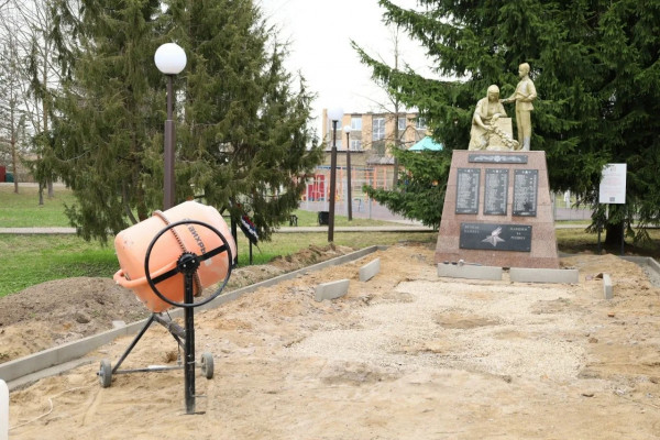 В Починковском округе начались работы по ремонту памятника Скорбящей матери