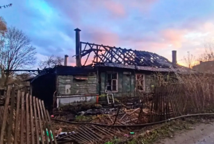 В Смоленске на улице 9 Мая сгорел расселённый многоквартирный дом