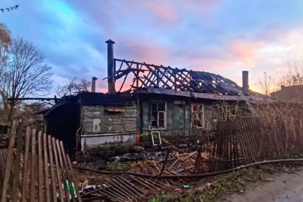 В Смоленске на улице 9 Мая сгорел расселённый многоквартирный дом