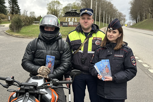 Смоленским мотоциклистам напомнили о правилах безопасности на дорогах