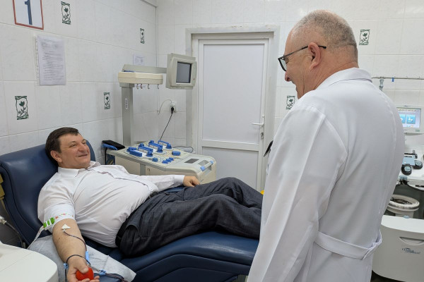 Игорь Ляхов вместе с единороссами принял участие в акции по сдаче донорской крови в Смоленске