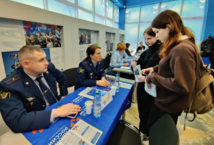 Возможности службы в смоленском УФСИН представили на ярмарке вакансий