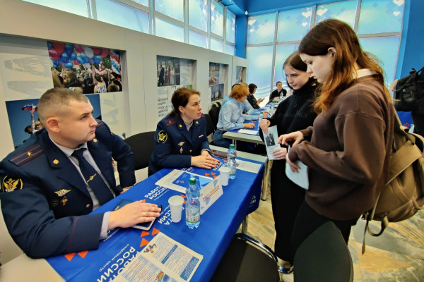 Возможности службы в смоленском УФСИН представили на ярмарке вакансий