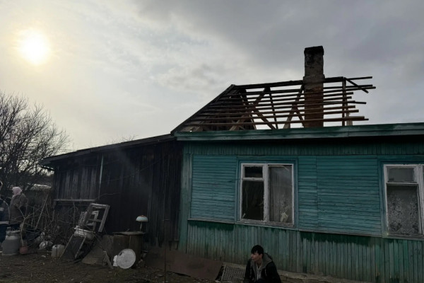  Секретарь реготделения «Единой России» помог 77-летней жительнице Угры восстановить крышу после пожара