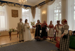 На Красную горку в смоленском ЗАГСе поженились одиннадцать пар