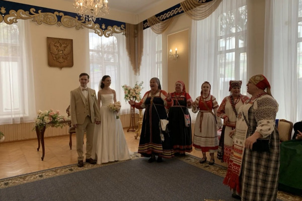 На Красную горку в смоленском ЗАГСе поженились одиннадцать пар