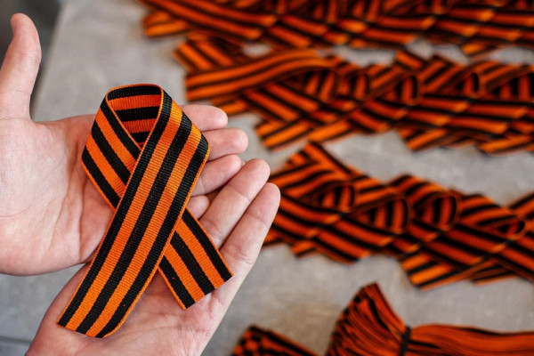 Россиянам рассказали, как правильно носить георгиевскую ленту