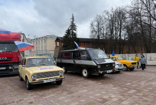 В Смоленске в честь восьмого «Диктанта Победы» экипажи ретро-автомобилей совершили автопробег