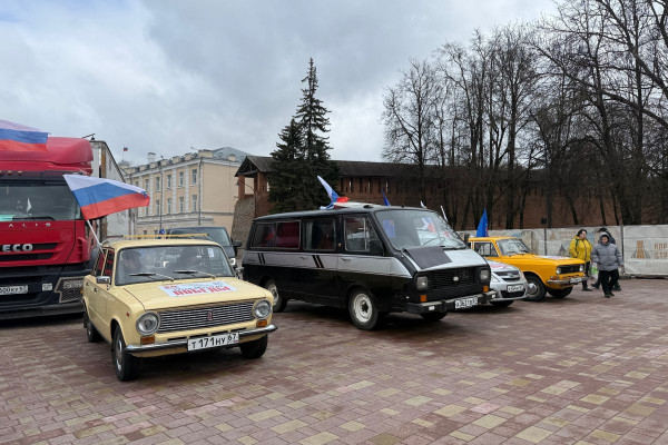 В Смоленске в честь восьмого «Диктанта Победы» экипажи ретро-автомобилей совершили автопробег