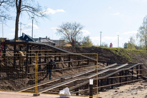 В Смоленске в сквере имени Шеина завершается строительство пандуса