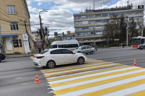 В Смоленске ещё на трёх улицах обновили дорожную разметку