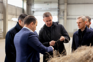 Василий Анохин и Дмитрий Патрушев оценили производственные мощности льнозавода в Сафоновском округе