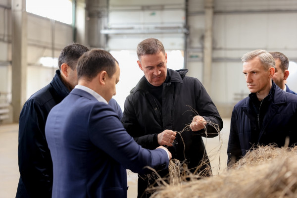 Василий Анохин и Дмитрий Патрушев оценили производственные мощности льнозавода в Сафоновском округе