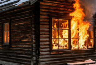 В Вязьме в садовом товариществе «Локомотив» вспыхнули два жилых дома