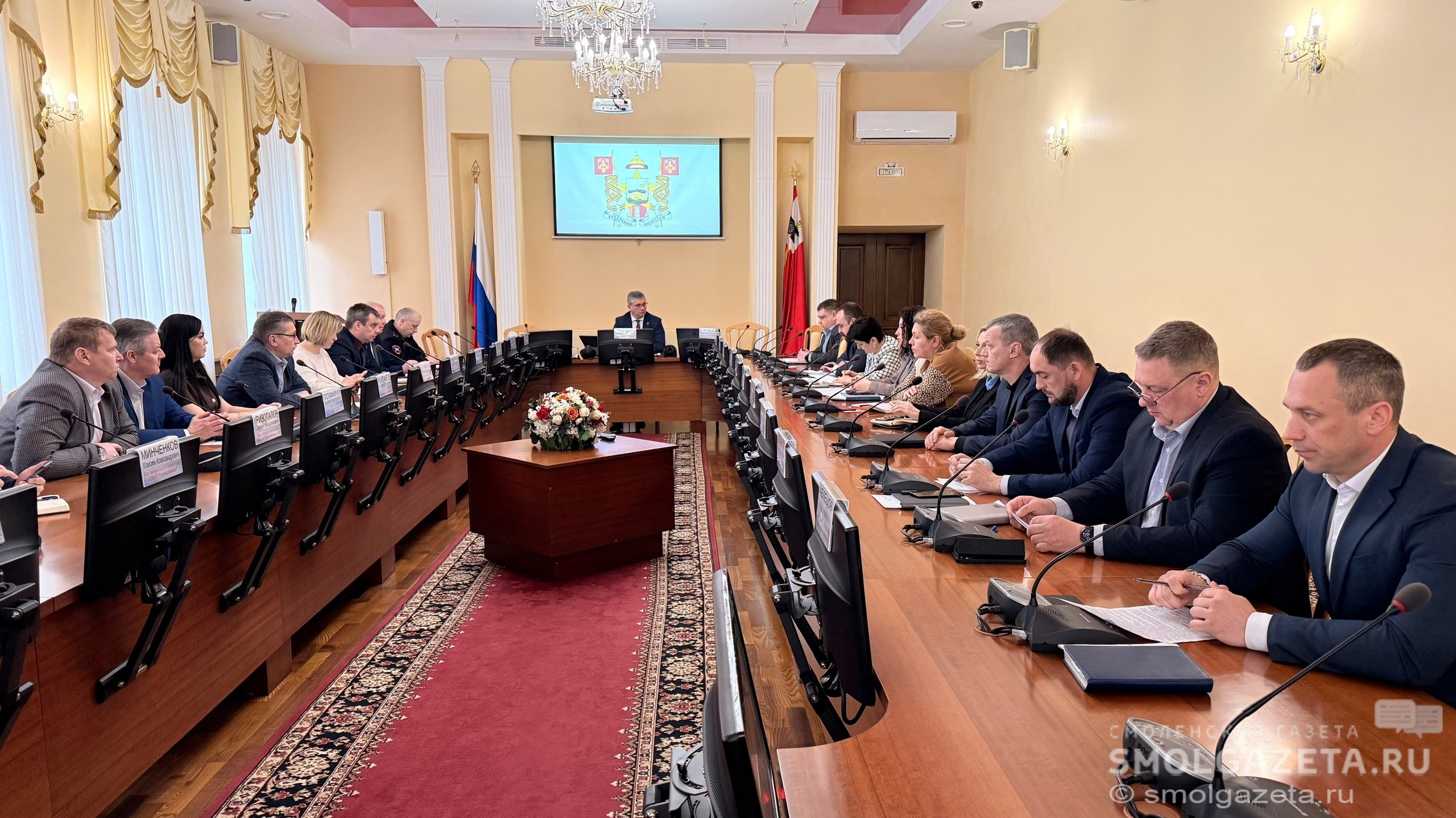 Планёрка в Смоленске: майские праздники, благоустройство и текущие задачи 