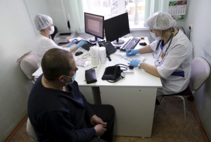 Владимир Путин поручил снизить бумажную нагрузку на медиков и учителей