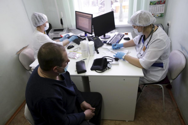 Владимир Путин поручил снизить бумажную нагрузку на медиков и учителей