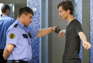 Рособрнадзор запретил досматривать школьников перед сдачей ЕГЭ