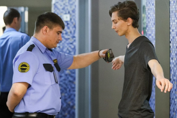 Рособрнадзор запретил досматривать школьников перед сдачей ЕГЭ