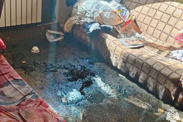 В Сафонове пожарные спасли 69-летнюю женщину из горящей квартиры 