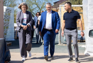Александр Новиков проинспектировал ремонт школы № 1 в Смоленске на улице Соболева 