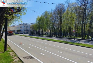 В Смоленске дорожники наносят разметку на площади Ленина