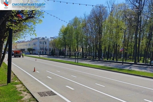 В Смоленске дорожники наносят разметку на площади Ленина