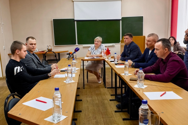 В Смоленске состоялся круглый стол с ветеранами спецоперации