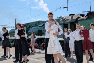 На перроне Смоленского железнодорожного вокзала 40 пар станцевали вальс