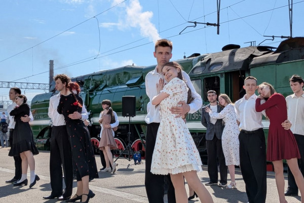 На перроне Смоленского железнодорожного вокзала 40 пар станцевали вальс
