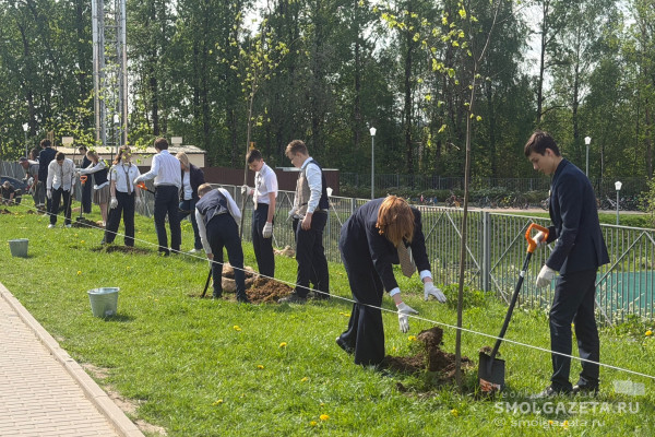 В Смоленске появилась липовая аллея в честь 65-летия полёта первого человека в космос