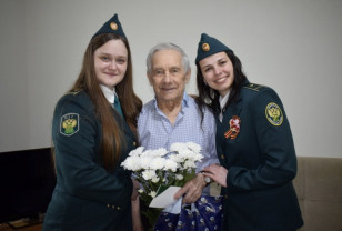 Смоленские таможенники поздравили ветеранов Великой Отечественной войны с Днём Победы