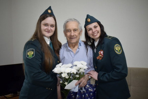 Смоленские таможенники поздравили ветеранов Великой Отечественной войны с Днём Победы