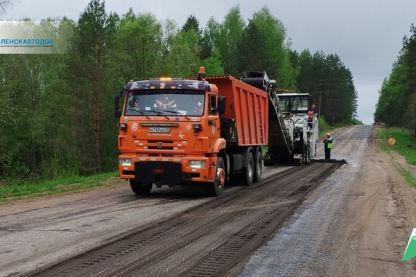 В Ярцевском округе ремонтируют дорогу протяжённостью 5,6 км