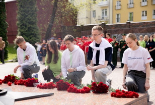 В Смоленске участники экспедиции «Код непокорённых» посетили Сквер Памяти Героев