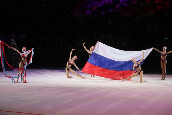 Российским гимнастам вернули право выступать с флагом и гимном