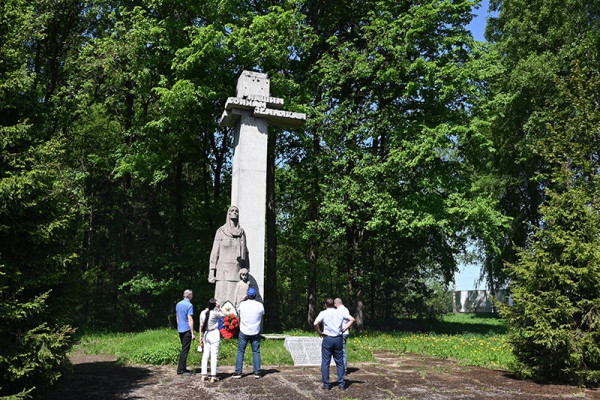 Памятник воинам у трассы в Каменке отреставрируют при поддержке «Единой России»