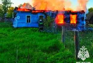Пожар в селе Новодугино охватил жилой дом и баню