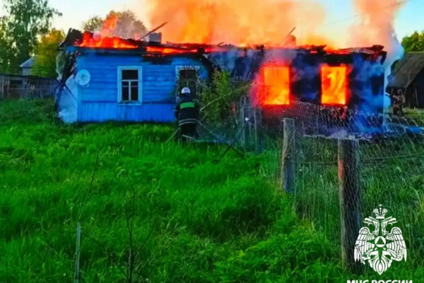 Пожар в селе Новодугино охватил жилой дом и баню
