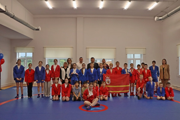 Юным смоленским самбистам подарили современный тренировочный ковёр