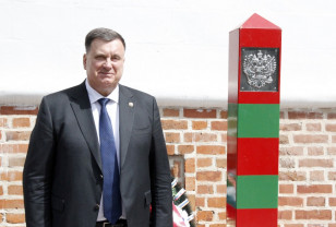 Председатель Смоленского городского Совета Анатолий Овсянкин поздравляет сотрудников и ветеранов погранслужбы