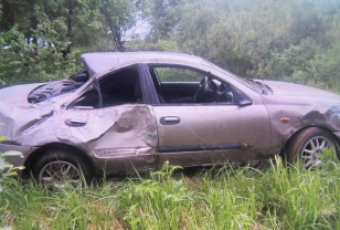 В Гагаринском округе Nissan Almera съехал в кювет и врезался в дерево