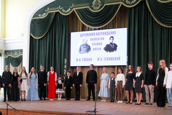 Анатолий Овсянкин вручил награды юным смолянам
