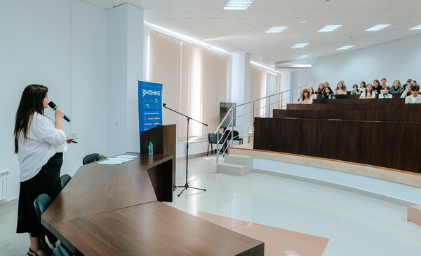 Смоленская молодёжь осваивает мир нейросетей благодаря Обществу «Знание»