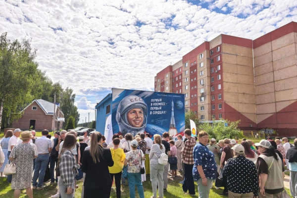 В городе-спутнике Смоленской АЭС торжественно открыли муралы в честь композитора Михаила Глинки и космонавта Юрия Гагарина