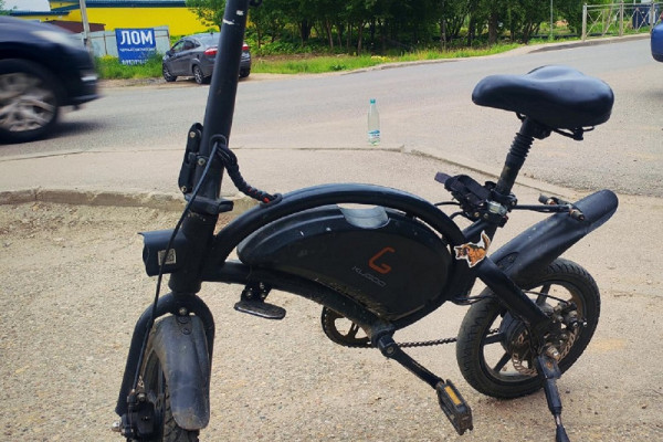 В Смоленске столкнулись автомобиль Subaru и электровелосипед Kugoo