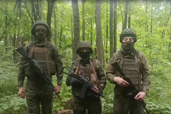 Бойцы подразделений ПВО из зоны спецоперации поздравили смолян с Днём России