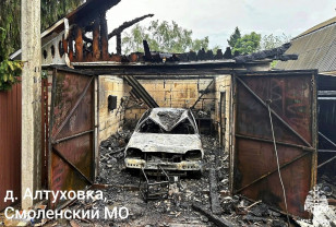 Пожар в Смоленском округе уничтожил гараж с автомобилем